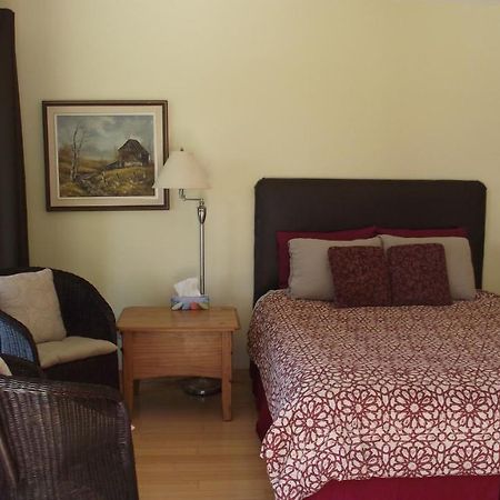 Secret Cove Cottage Suites Halfmoon Bay エクステリア 写真