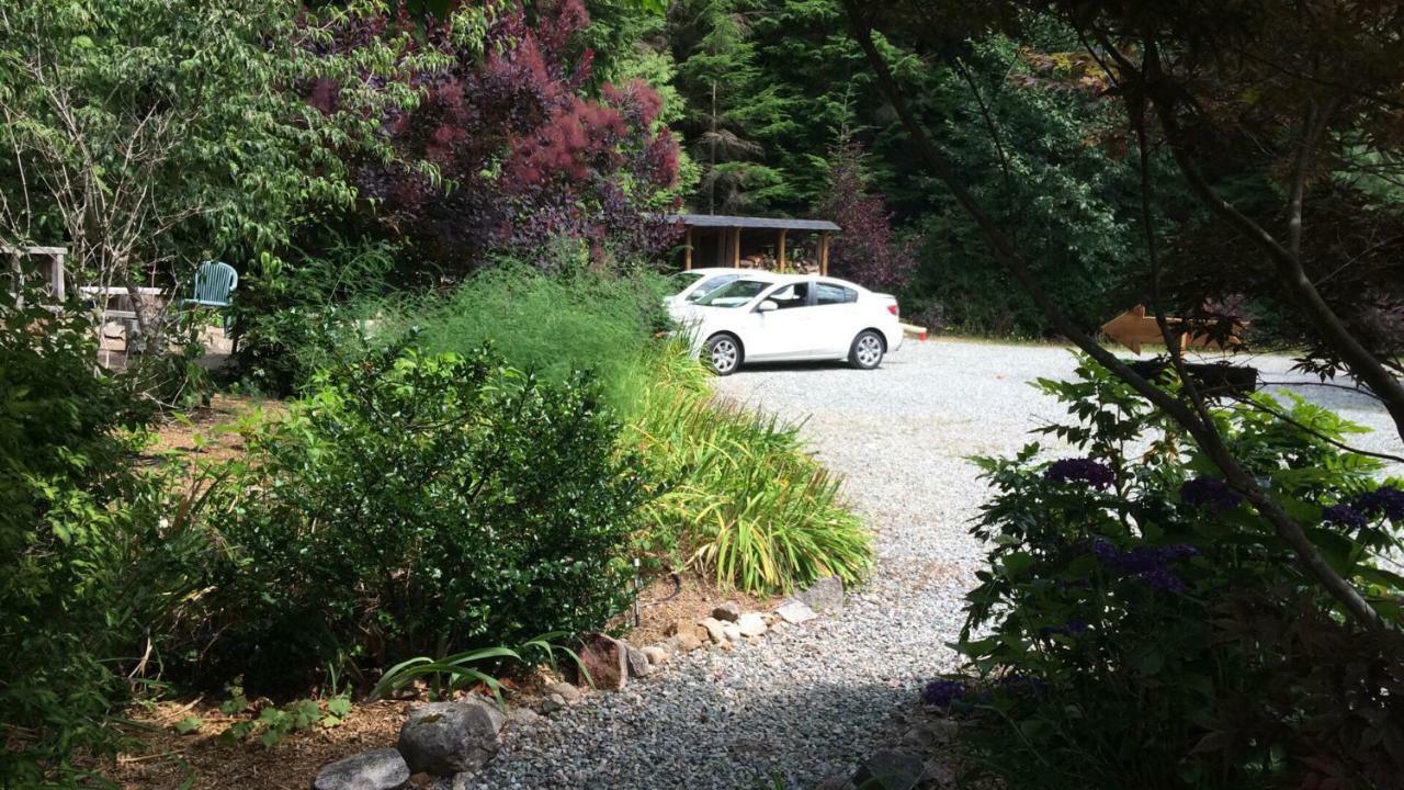 Secret Cove Cottage Suites Halfmoon Bay エクステリア 写真