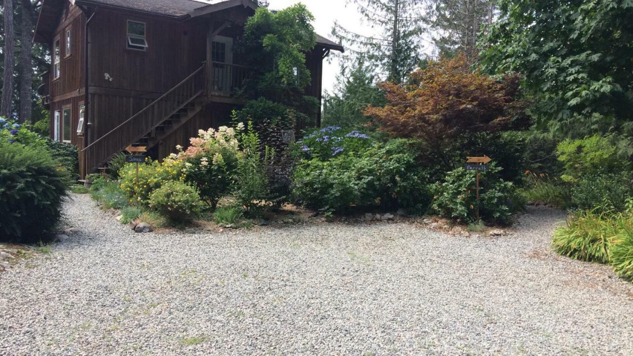 Secret Cove Cottage Suites Halfmoon Bay エクステリア 写真