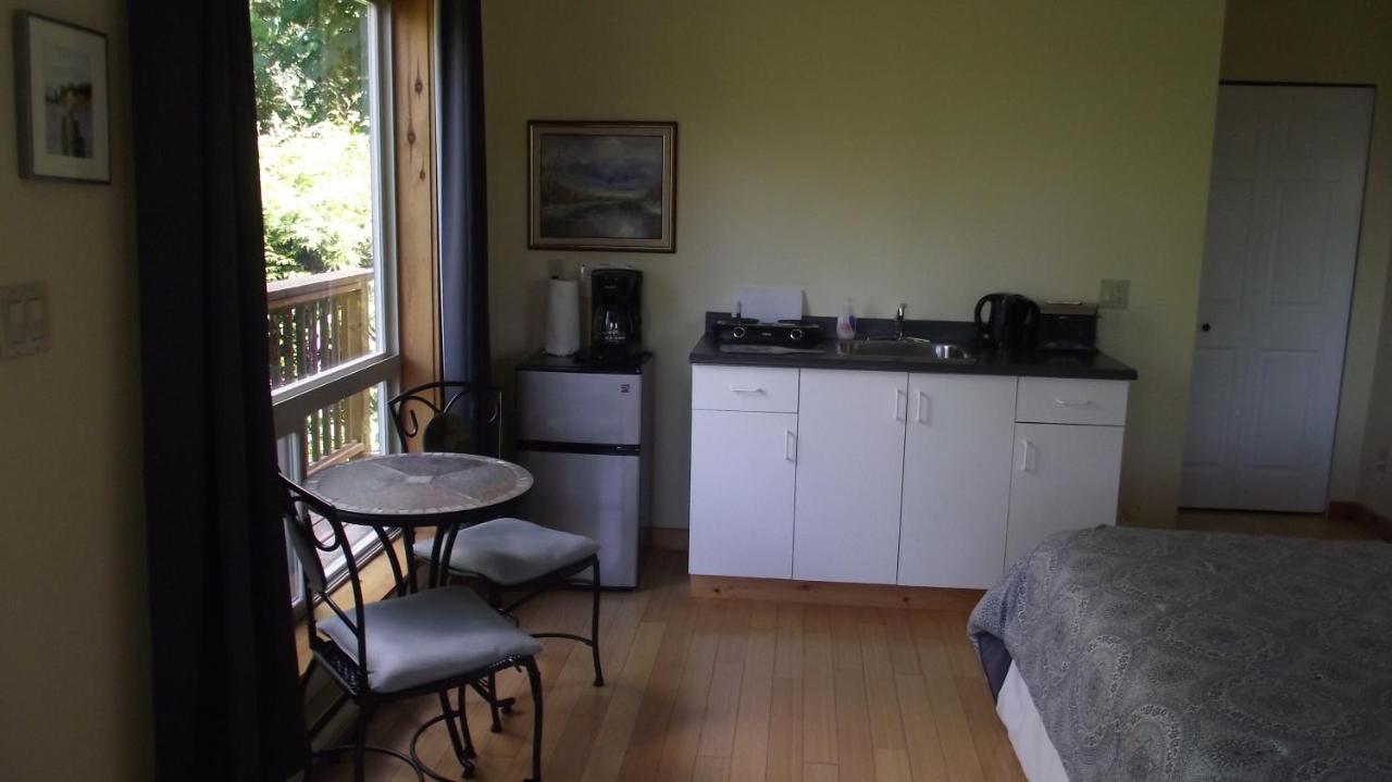Secret Cove Cottage Suites Halfmoon Bay エクステリア 写真