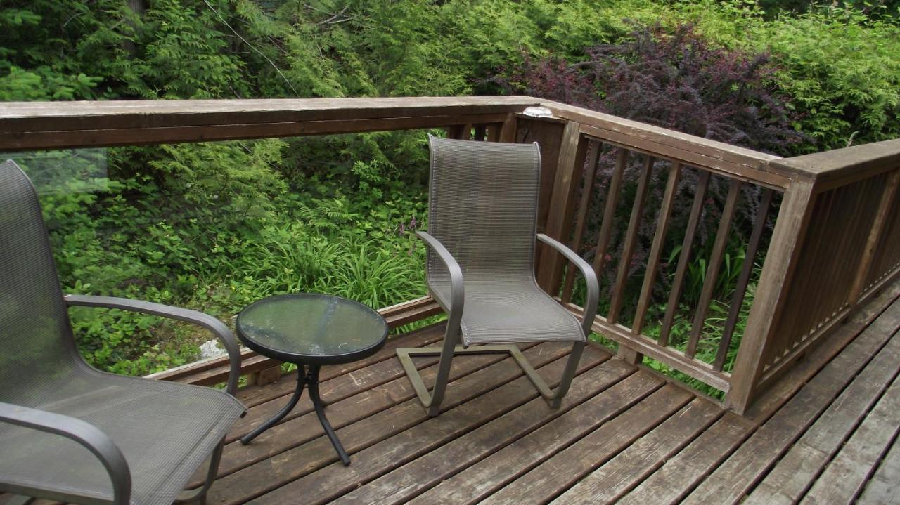 Secret Cove Cottage Suites Halfmoon Bay エクステリア 写真