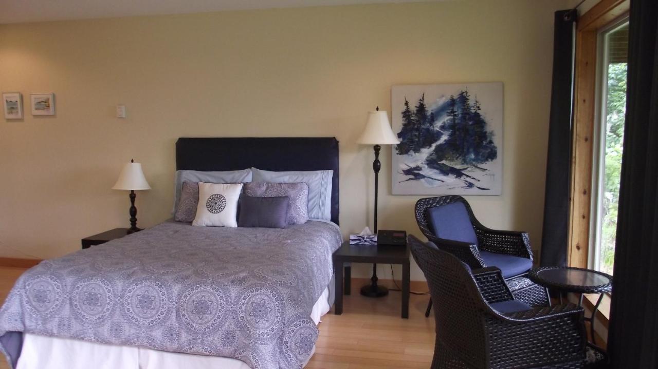 Secret Cove Cottage Suites Halfmoon Bay エクステリア 写真