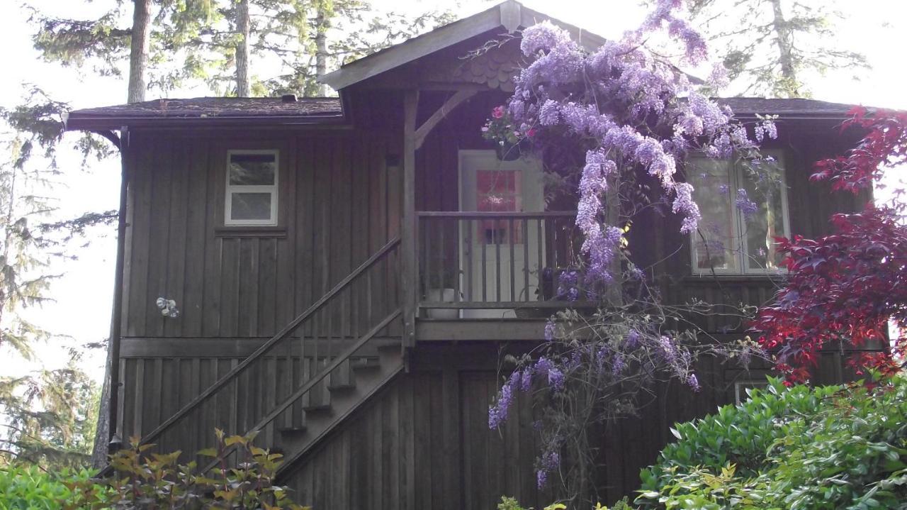 Secret Cove Cottage Suites Halfmoon Bay エクステリア 写真