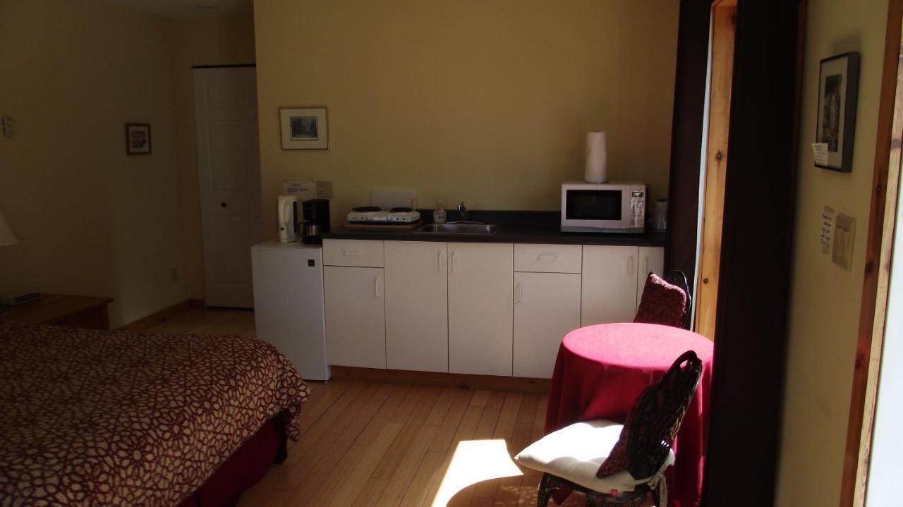 Secret Cove Cottage Suites Halfmoon Bay エクステリア 写真